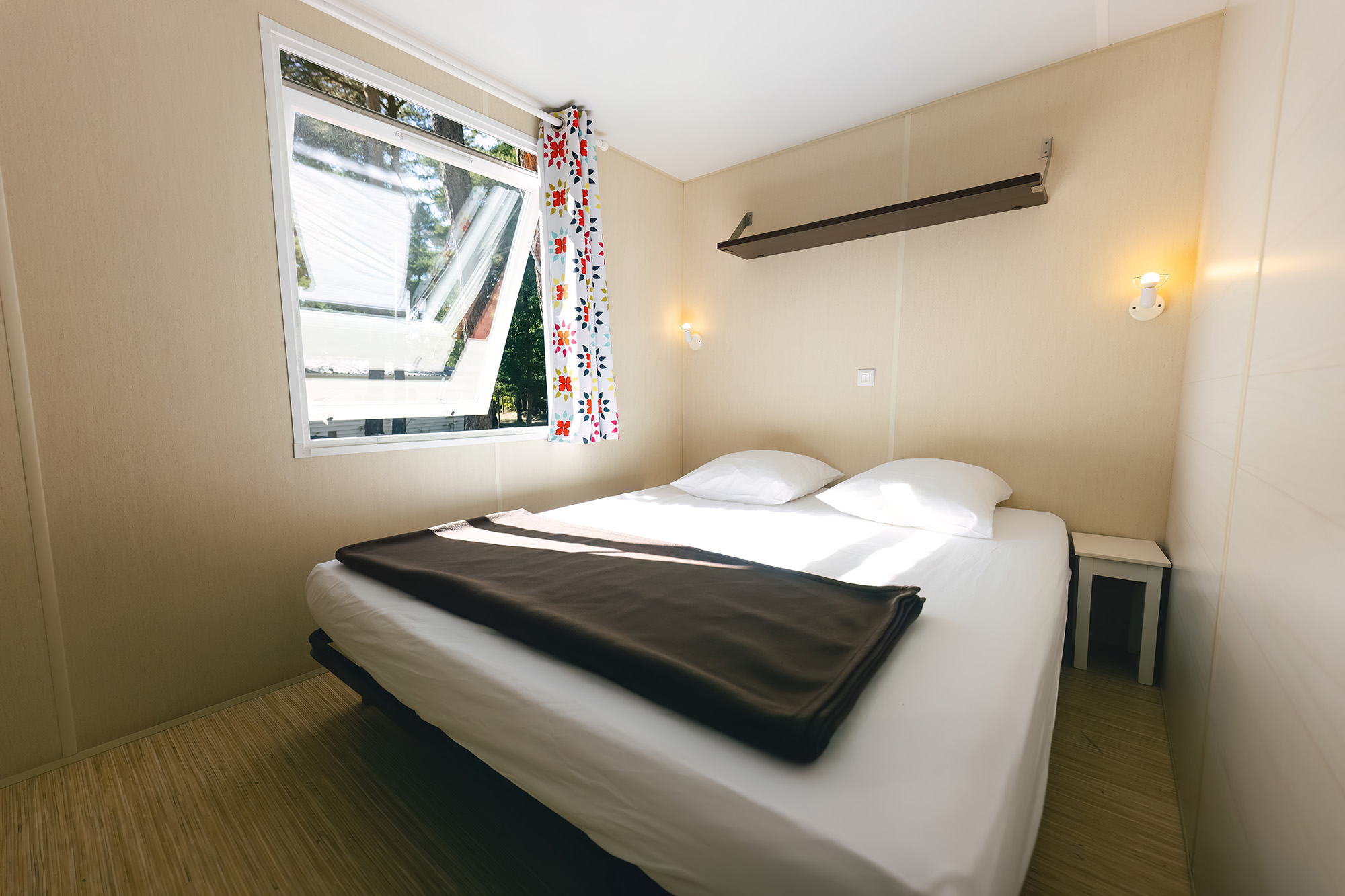 chambre couvertures et oreillers fournis