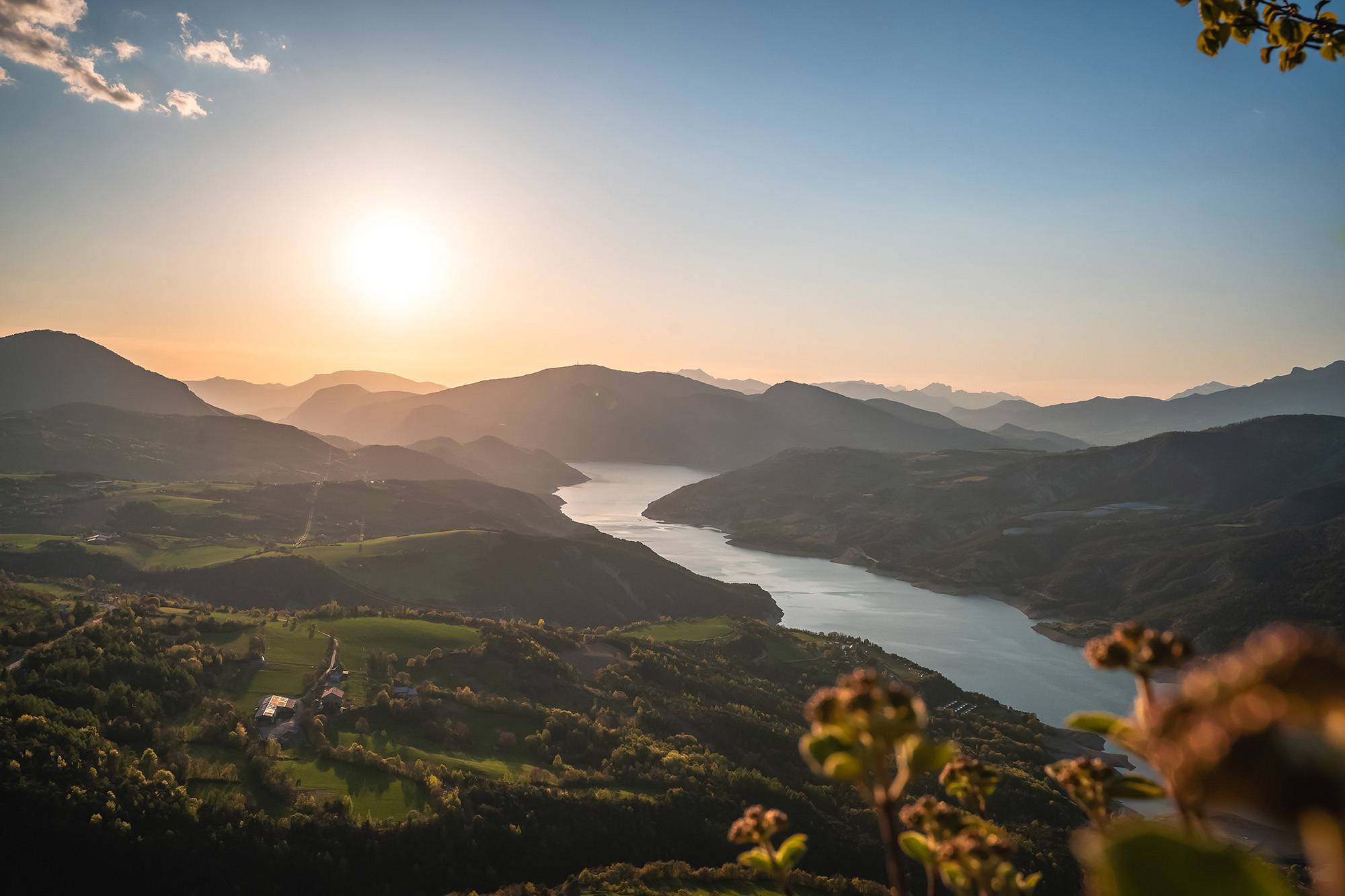 coucher de soleil sur le lac de serre poncon