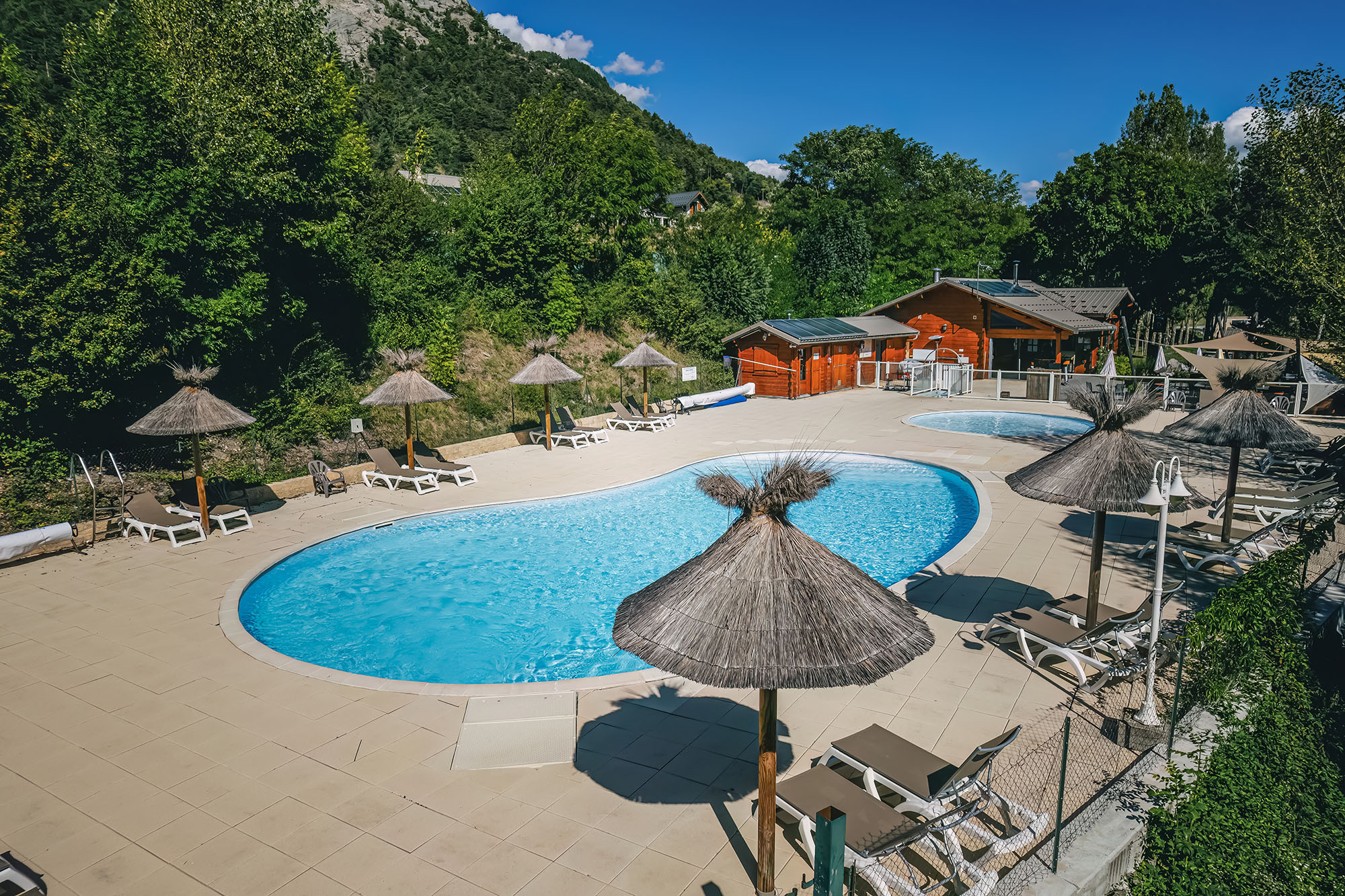 prenez votre petit dejeuner face a la piscine