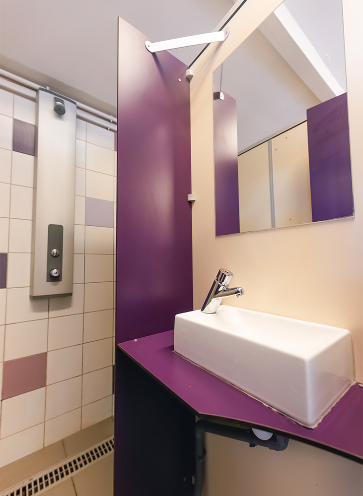 sanitaires avec douches et wc adaptes sont reserves aux personnes a mobilite reduite