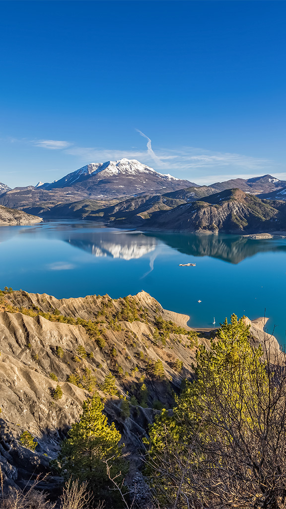 situation ideale pres du lac de serre poncon